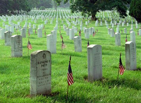 Fichier:Memorial Day at Arlington National Cemetery.jpg — Wikipédia