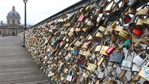 Lieux emblématiques de l'Amour à Paris - France Bleu