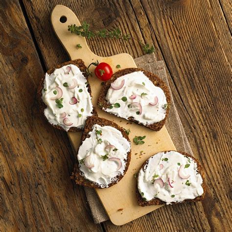 Whole Wheat Toast with Cream Cheese, Red Onion and Oregano recipe | Eat Smarter USA