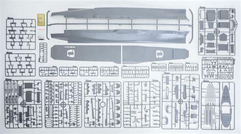 Very Fire 350901DX 1/350 IJN Aircraft Carrier Taiho Deluxe Kit Plastic Model Kit — Hobbytech Toys