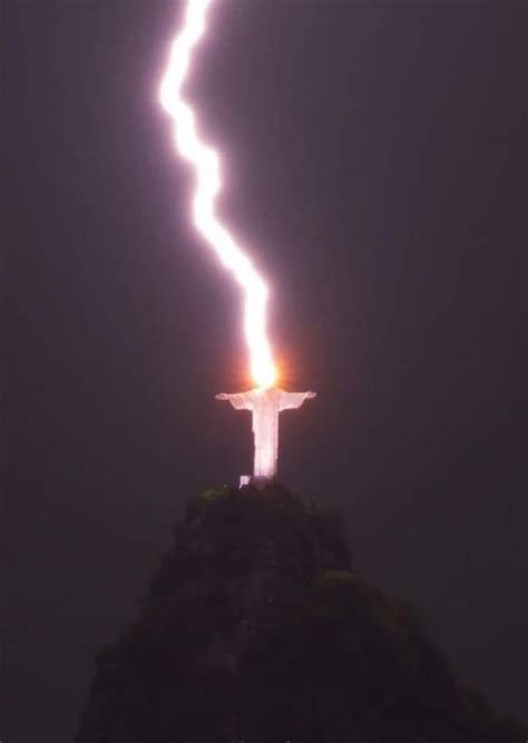 Un rayo impactó en el Cristo Redentor en Río de Janeiro