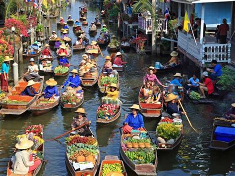 About the Amphawa Floating Market, extremely popular market in Thailand