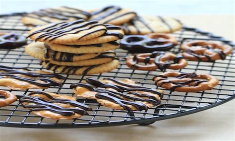 Thin Mint Chocolate-Drizzled Pretzels | Easy Home Meals