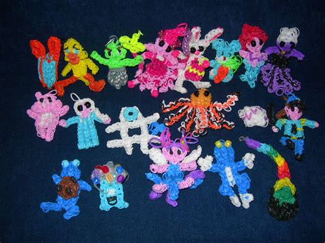 there are lots of small crocheted toys on the floor together, all in ...