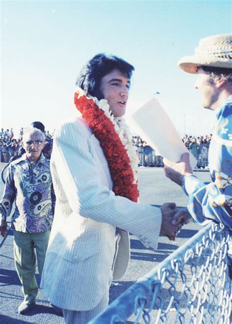 Elvis arriving in Hawaii, for the Aloha concert. January 9, 1973. | Elvis presley hawaii, Elvis ...