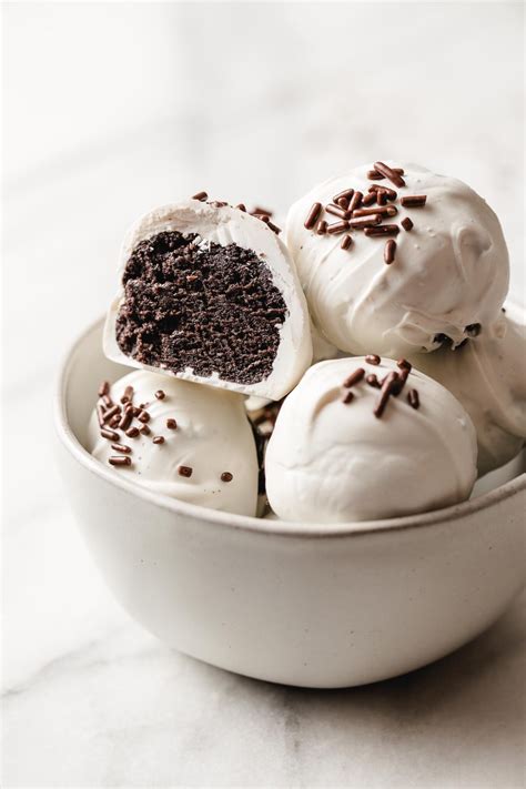 Oreo Balls Recipe (3 Ingredients) - Amy in the Kitchen