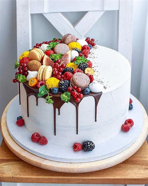 Drip fruits cake | Fruit cake design, Fruit birthday cake, Fruit topped cake