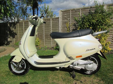 VESPA PIAGGIO ET4 125 LEARNER LEGAL SCOOTER PEARL WHITE WITH 1 YEARS MOT