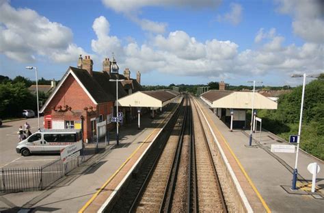 Wareham station © roger geach cc-by-sa/2.0 :: Geograph Britain and Ireland