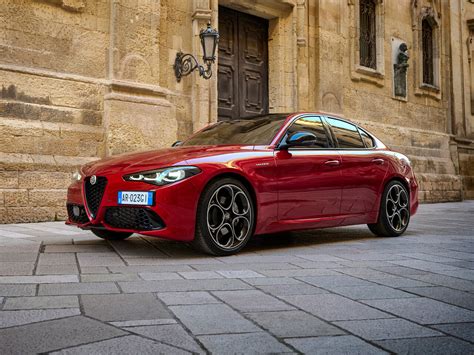 Сравнение Alfa Romeo Giulia Quadrifoglio и MG RX5 PHEV по характеристикам, стоимости покупки и ...