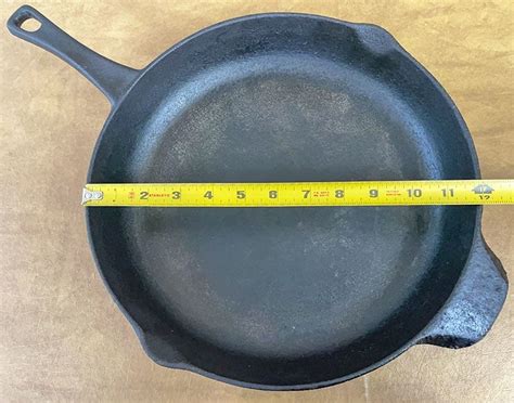 What Size Cast Iron Skillet Should You Buy? (Comparison Chart)