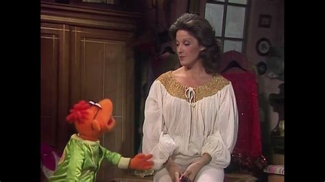 The Muppet Show - 406: Linda Lavin - Cold Open (1979) - YouTube