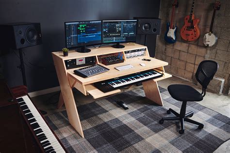 Bureau pour home studio Output Platform, processeurs en rack, clavier, ordinateur, MAO ...