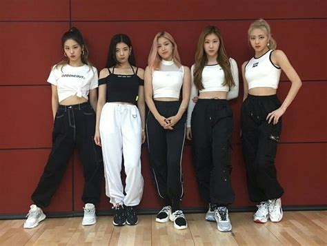 #ITZY Photos in 'ICY' Video Dance Practice | Gaya model pakaian korea, Gaya model pakaian, Gaya ...