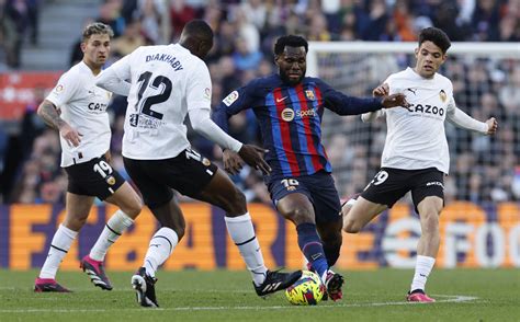 Raphinha header gives 10-man Barcelona narrow win over Valencia | Reuters