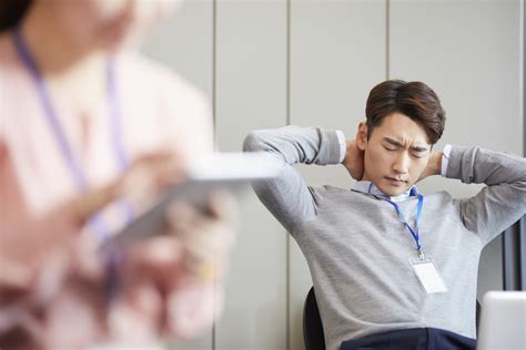 S'poreans Share Toxic Practices Faced At Work, Such As Bosses Throwing Buns During A Scolding