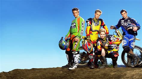 Kijk de volledige film Motocrossed | Disney+