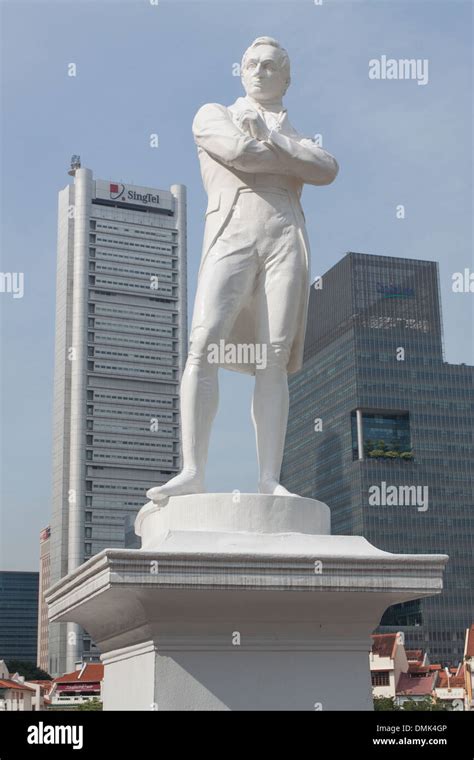 STATUE OF SIR THOMAS STAMFORD RAFFLES, FOUNDER OF SINGAPORE IN 1819 ...