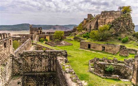 A Guide to Visiting Ramkot Fort in Azad Kashmir | Zameen Blog