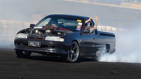 GHETTO V8 Holden burnout - YouTube