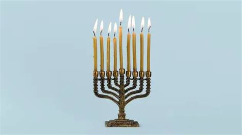 What color should Hanukkah candles be?