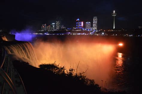 Niagara Falls illuminated at night | Kyle Hartshorn | Flickr