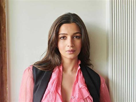 Alia Bhatt undergoes facial surgery? Her new pics spark rumours