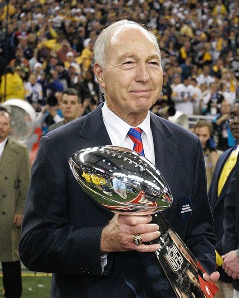 Former Green Bay Packers' Bart Starr carries in the Vince Lombardi Trophy following the Super ...