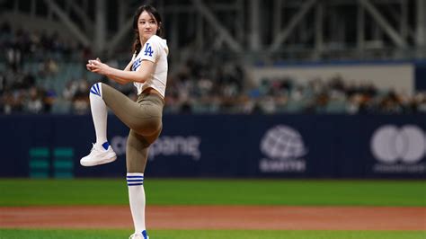 Dodgers Players Loved Jeon Jong-seo's First Pitch (Video)