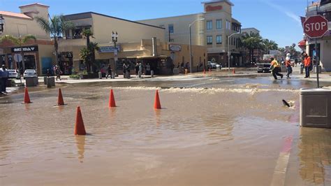 Huntington Beach contractor hits water main, flooding street - ABC7 Los Angeles