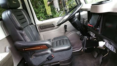 International 4700 Custom Dually interior | Camiones