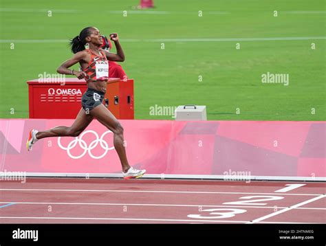 Faith Kipyegon winning the 1500m at the 2020 Tokyo Olympics Stock Photo ...