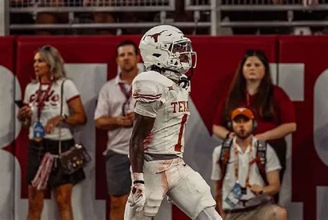 Patrick Mahomes reacts as Xavier Worthy sends a message to him