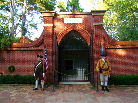 Mount Vernon- Washington Tomb - Wanderlust Marriage