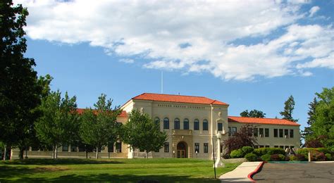 File:EOU Admin Building distant - La Grande Oregon.jpg - Wikimedia Commons