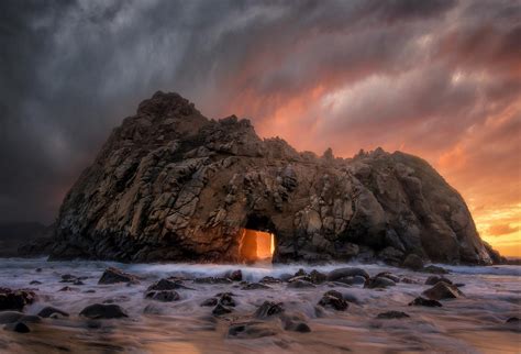 Sunlight shining through the Keyhole Arch on Pfeiffer Beach, CA [OC] [2000x1360] : r/EarthPorn