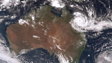 Cyclone Debbie: Thousands evacuate in Queensland, Australia - BBC News