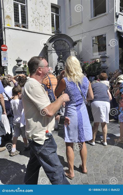 Tourists in Front of the Manneken Pis Editorial Image - Image of ...