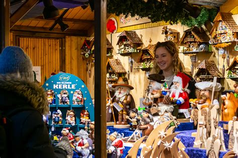 Chicago -Shopkeeper selling Christmas-themed goods at the ...