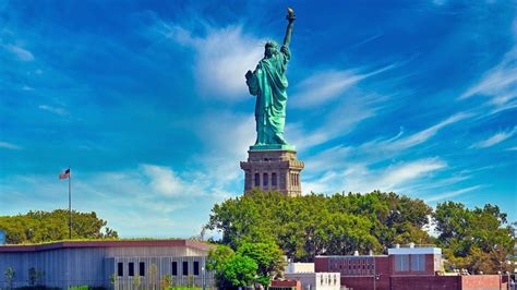 Does the statue of liberty have chains on its feet? - Monuments & sights