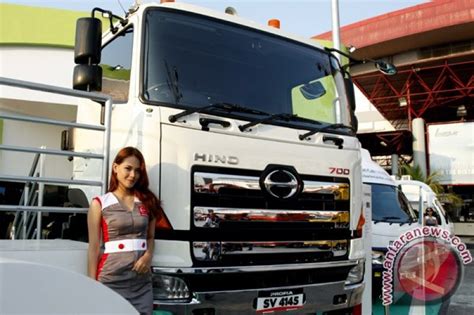 Hino perkenalkan tiga unit truk terbaru