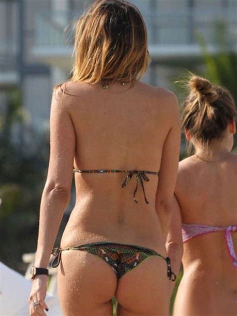 Beach Bums of Famous Girls (96 pics)