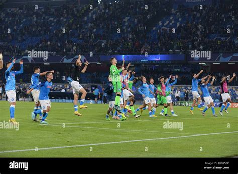 NAPLES, ITALY - OCTOBER 26: Players of SSC Napoli celebrate the victory ...