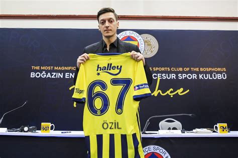 Mesut Ozil is unveiled as a Fenerbahce player 📝 | Futbolcular, Cesur ...