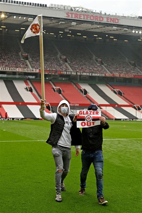 Manchester United Fans Storm Field To Protest U.S. Owners | HuffPost Canada World News