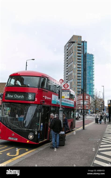 Number 8 bus on Bethnal Green Road, Shoreditch, London Stock Photo - Alamy