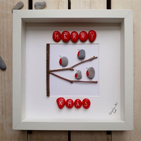 Robin pebble picture, Christmas pebble art, Anselmo Pebble Art | Christmas pebble art, Pebble ...