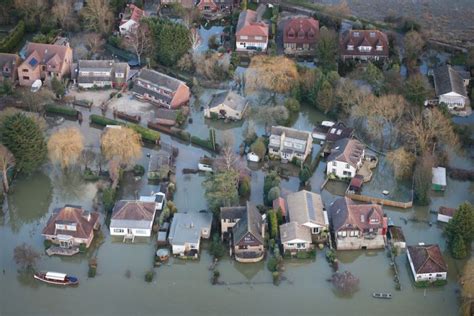 Thames Flooding (37 pics)