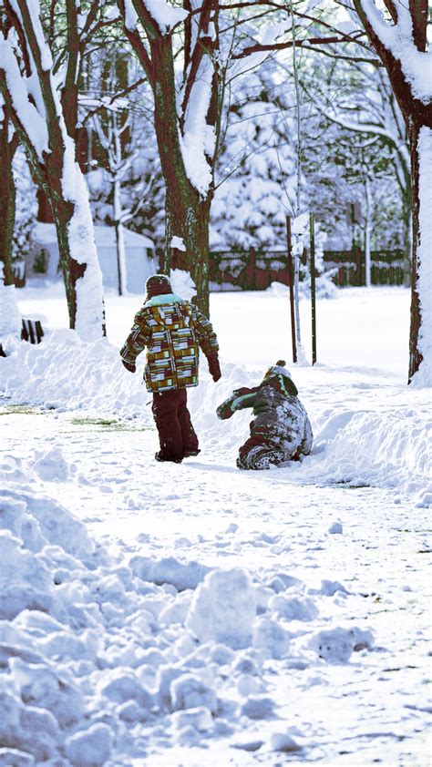 Kids Playing on the Snow · Free Stock Photo