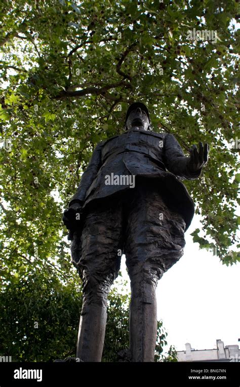 General charles de gaulle statue hi-res stock photography and images - Alamy